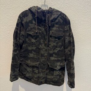 Lucky Brand Green camo jacket with hood #camouflage
Women’s Medium